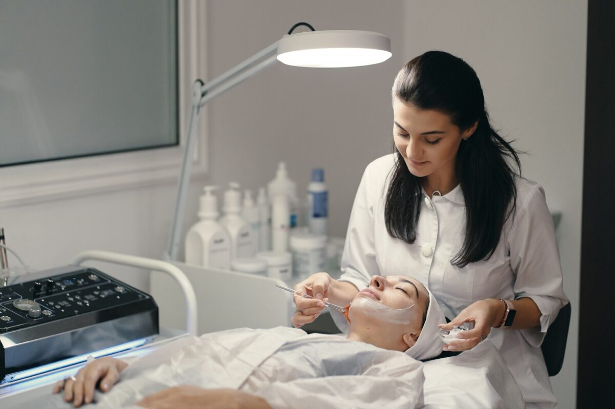 Qu’est-ce qu’il faut savoir pour se lancer dans le métier d’esthéticienne-cosméticienne ?
